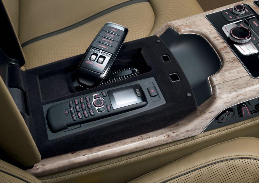 Детали интерьера Audi A8L W12 Quattro (D4) 2010 года  (WW) (фото 23 из 35)
